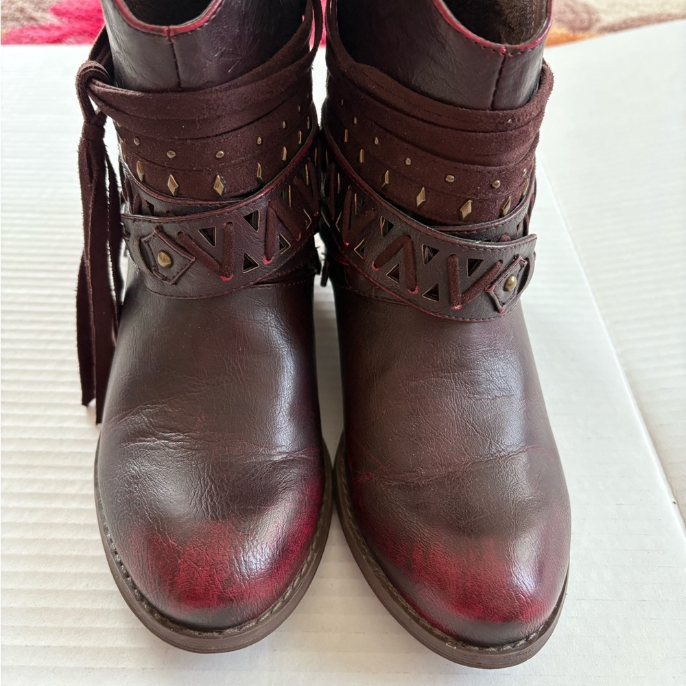 Elegant Burgundy Ankle Boots with Fringe